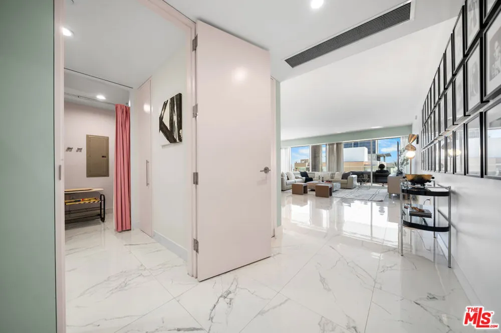 6250 Hollywood Boulevard #12F Los Angeles, CA 90028