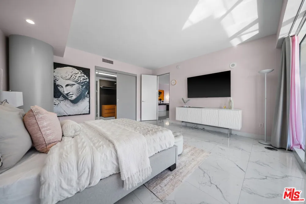 6250 Hollywood Boulevard #12F Los Angeles, CA 90028