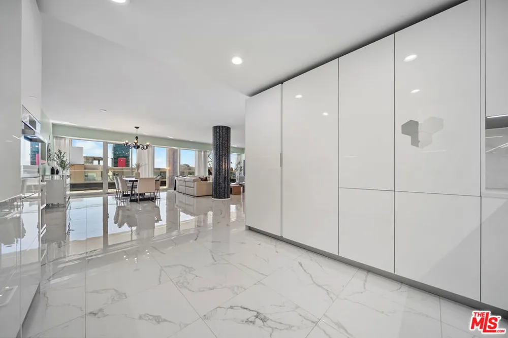6250 Hollywood Boulevard #12F Los Angeles, CA 90028
