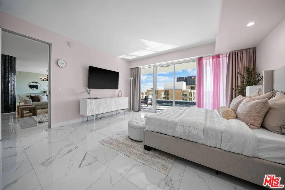 6250 Hollywood Boulevard #12F Los Angeles, CA 90028
