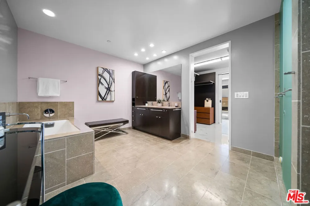 6250 Hollywood Boulevard #12F Los Angeles, CA 90028