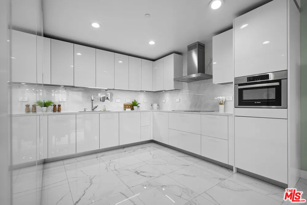 6250 Hollywood Boulevard #12F Los Angeles, CA 90028