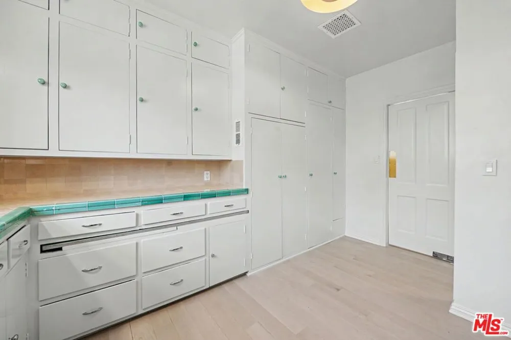 10798 Weyburn Avenue Los Angeles, CA 90024