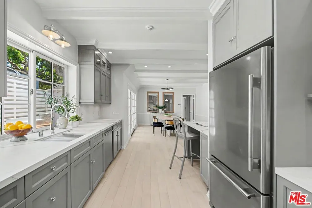 10798 Weyburn Avenue Los Angeles, CA 90024