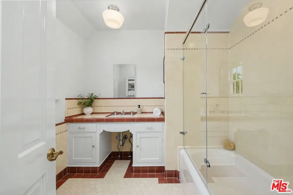10798 Weyburn Avenue Los Angeles, CA 90024