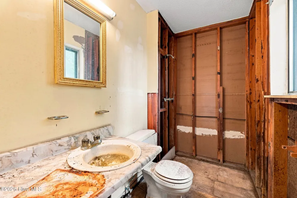102 Royal Drive Jacksonville, NC 28546