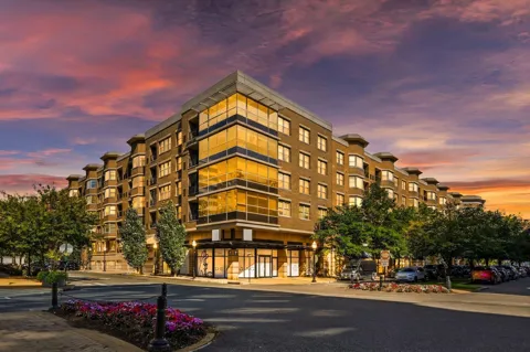 20 AVENUE AT PORT IMPERIAL