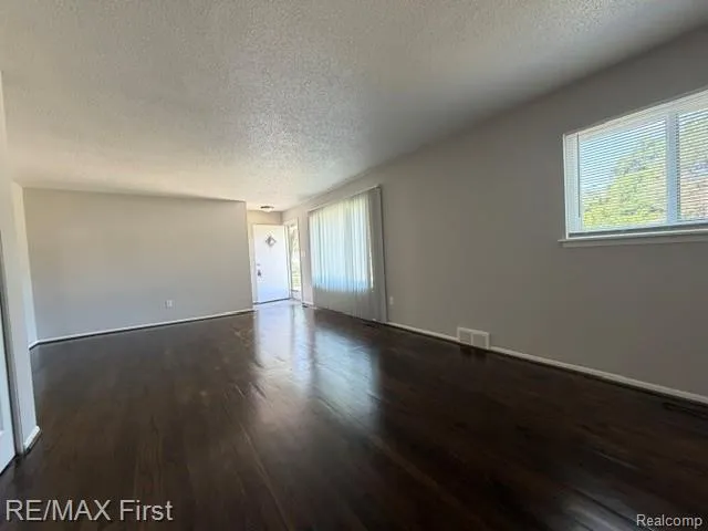4225 Grace Avenue Wayne City, MI 48184