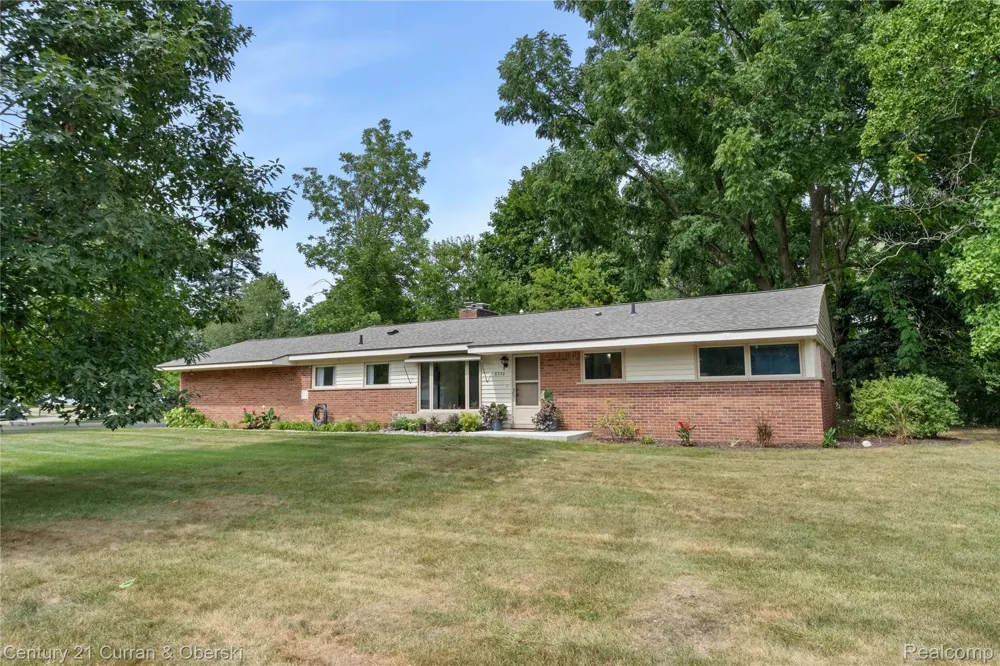 5336 W Briarcliff Knoll Drive West Bloomfield Charter Township, MI 48322