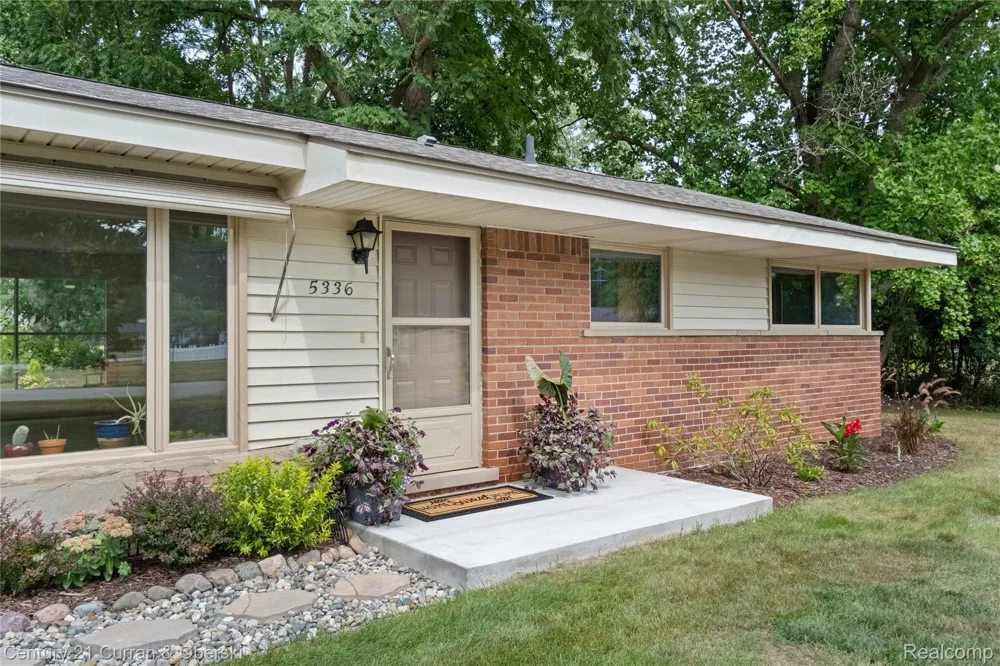 5336 W Briarcliff Knoll Drive West Bloomfield Charter Township, MI 48322