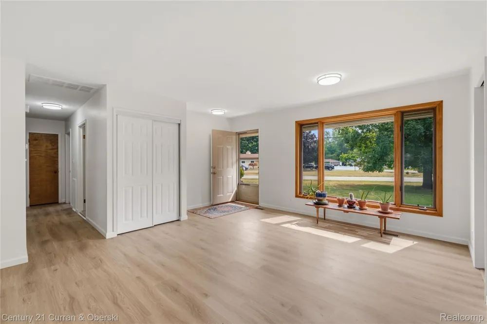 5336 W Briarcliff Knoll Drive West Bloomfield Charter Township, MI 48322