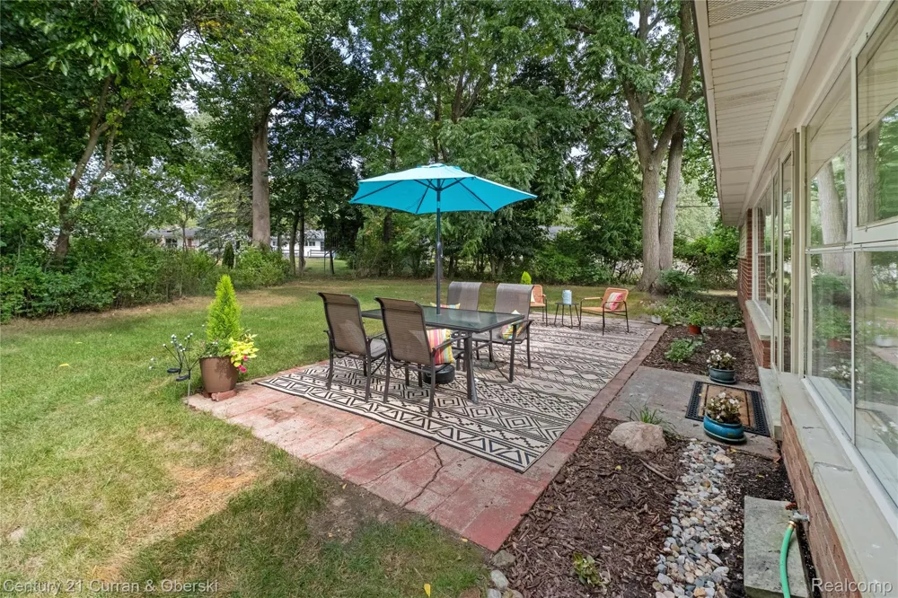 5336 W Briarcliff Knoll Drive West Bloomfield Charter Township, MI 48322