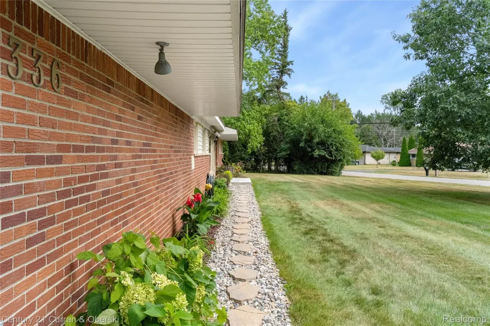 5336 W Briarcliff Knoll Drive West Bloomfield Charter Township, MI 48322