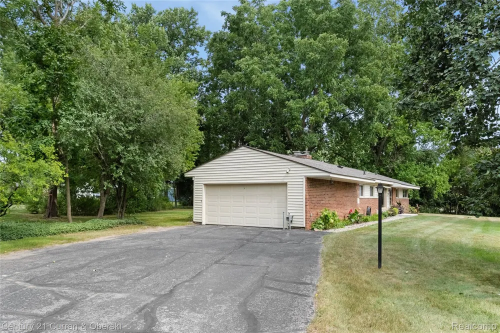 5336 W Briarcliff Knoll Drive West Bloomfield Charter Township, MI 48322