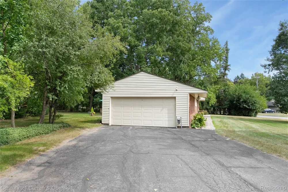 5336 W Briarcliff Knoll Drive West Bloomfield Charter Township, MI 48322