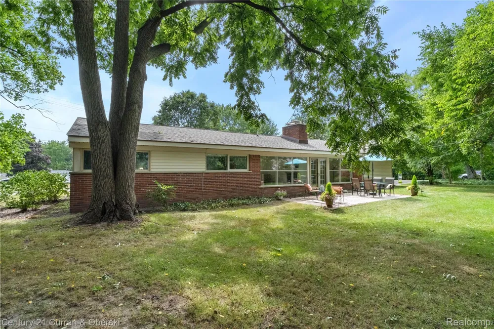 5336 W Briarcliff Knoll Drive West Bloomfield Charter Township, MI 48322