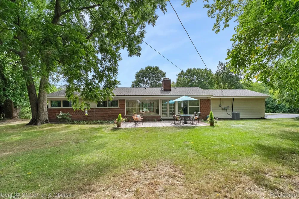 5336 W Briarcliff Knoll Drive West Bloomfield Charter Township, MI 48322