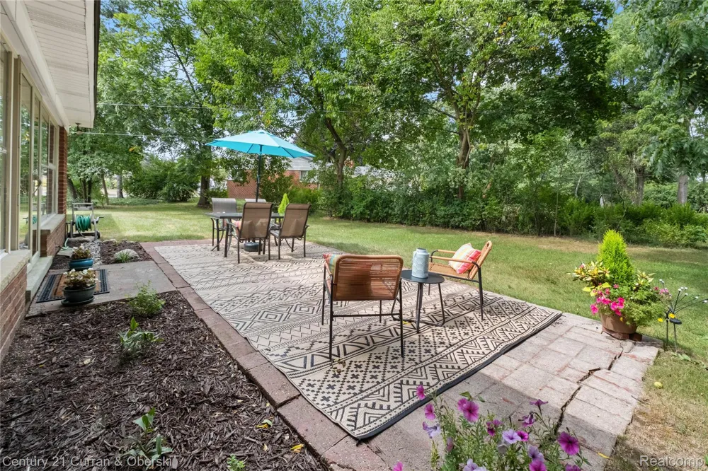 5336 W Briarcliff Knoll Drive West Bloomfield Charter Township, MI 48322