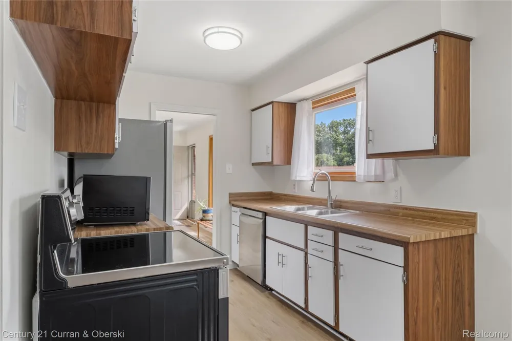 5336 W Briarcliff Knoll Drive West Bloomfield Charter Township, MI 48322