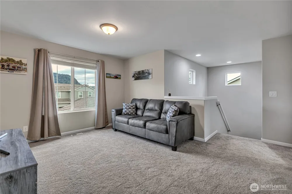 963 Bondgard Avenue Enumclaw, WA 98022
