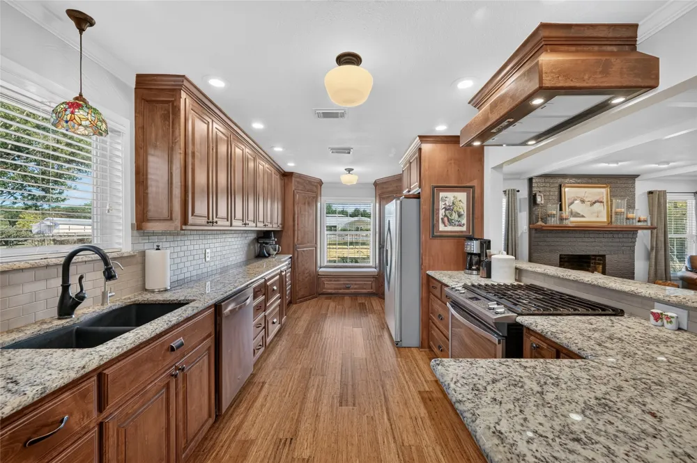 1413 W State Highway 56 Bonham, TX 75418