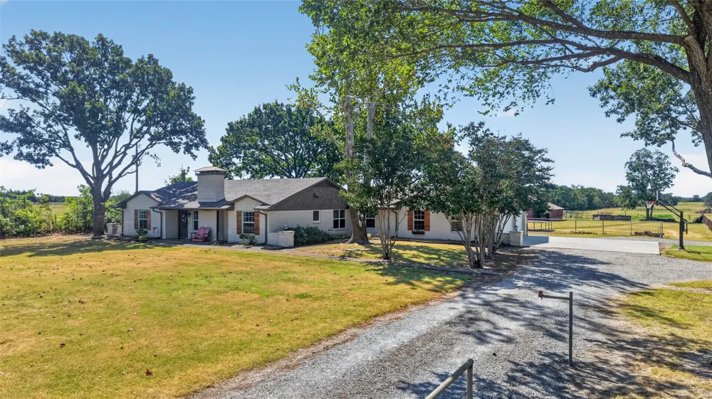 1413 W State Highway 56 Bonham, TX 75418
