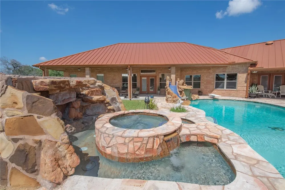 221 W Sage Kingsville, TX 78363