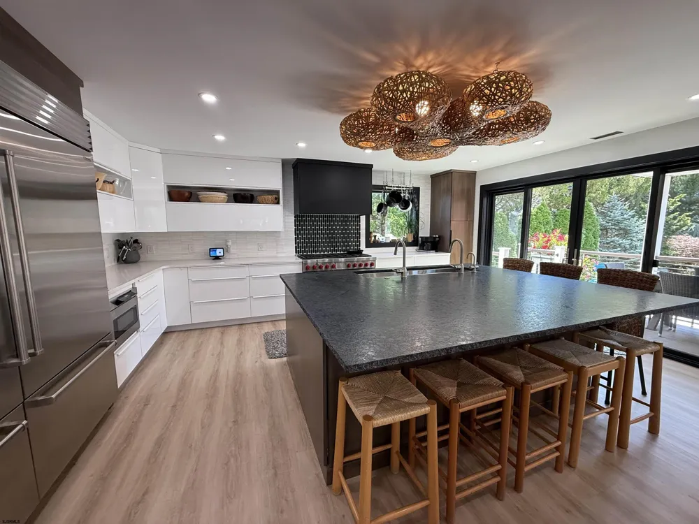 4 Brunswick Ct Margate, NJ 08402