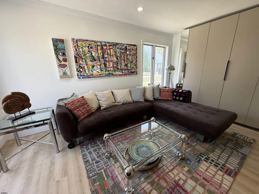 4 Brunswick Ct Margate, NJ 08402