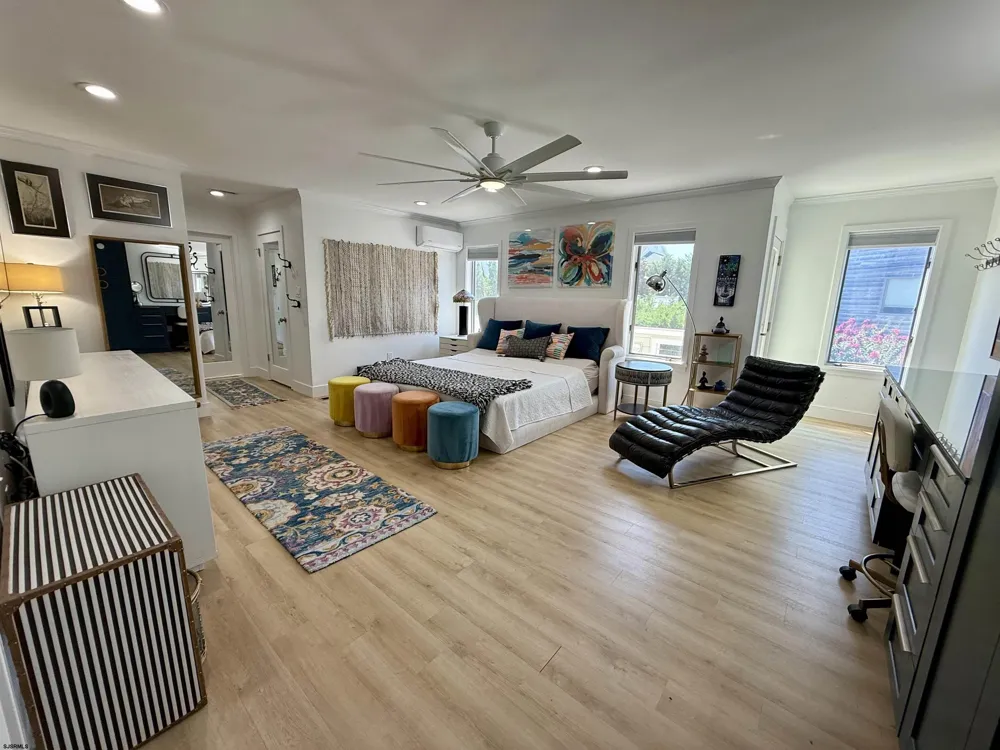 4 Brunswick Ct Margate, NJ 08402