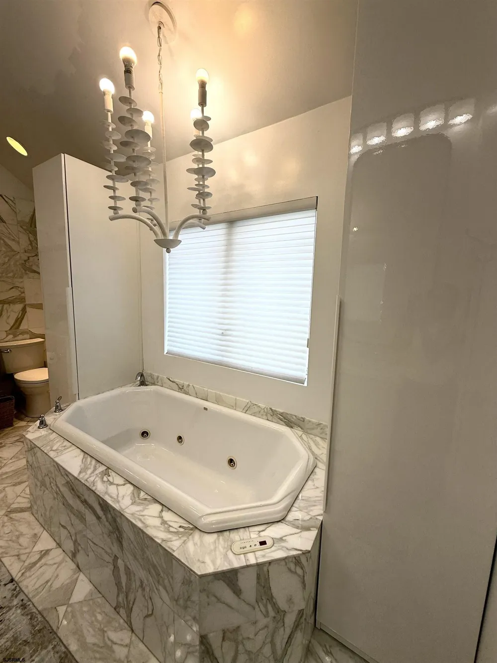 4 Brunswick Ct Margate, NJ 08402