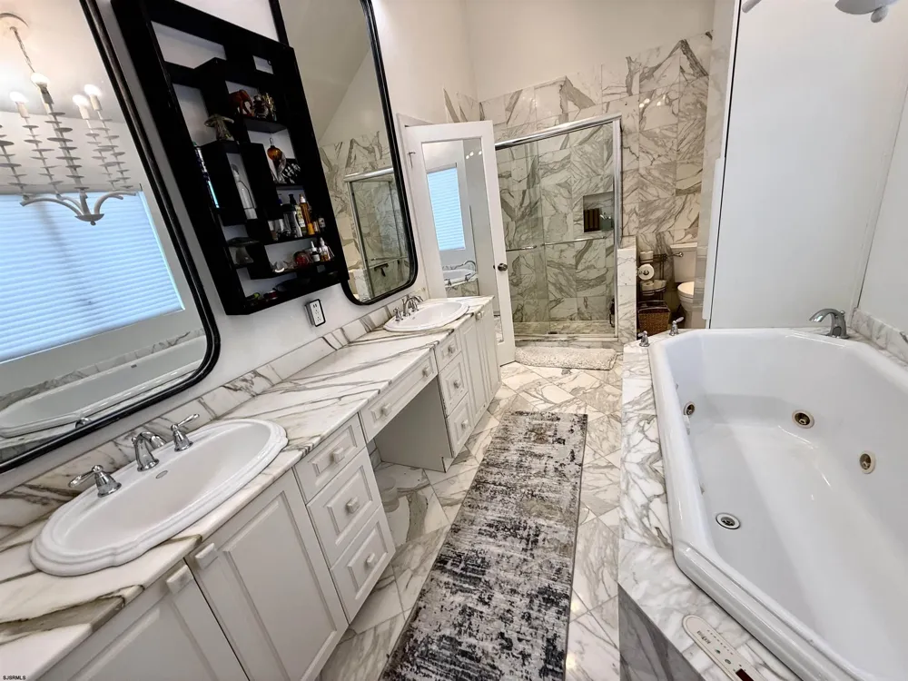 4 Brunswick Ct Margate, NJ 08402