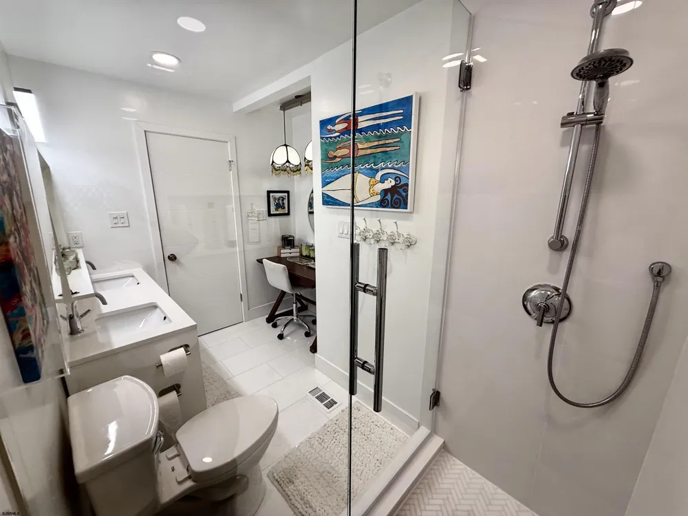 4 Brunswick Ct Margate, NJ 08402