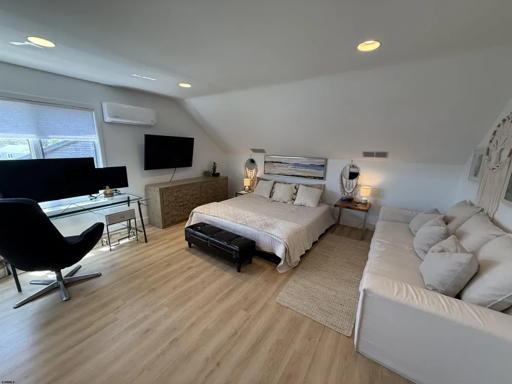 4 Brunswick Ct Margate, NJ 08402