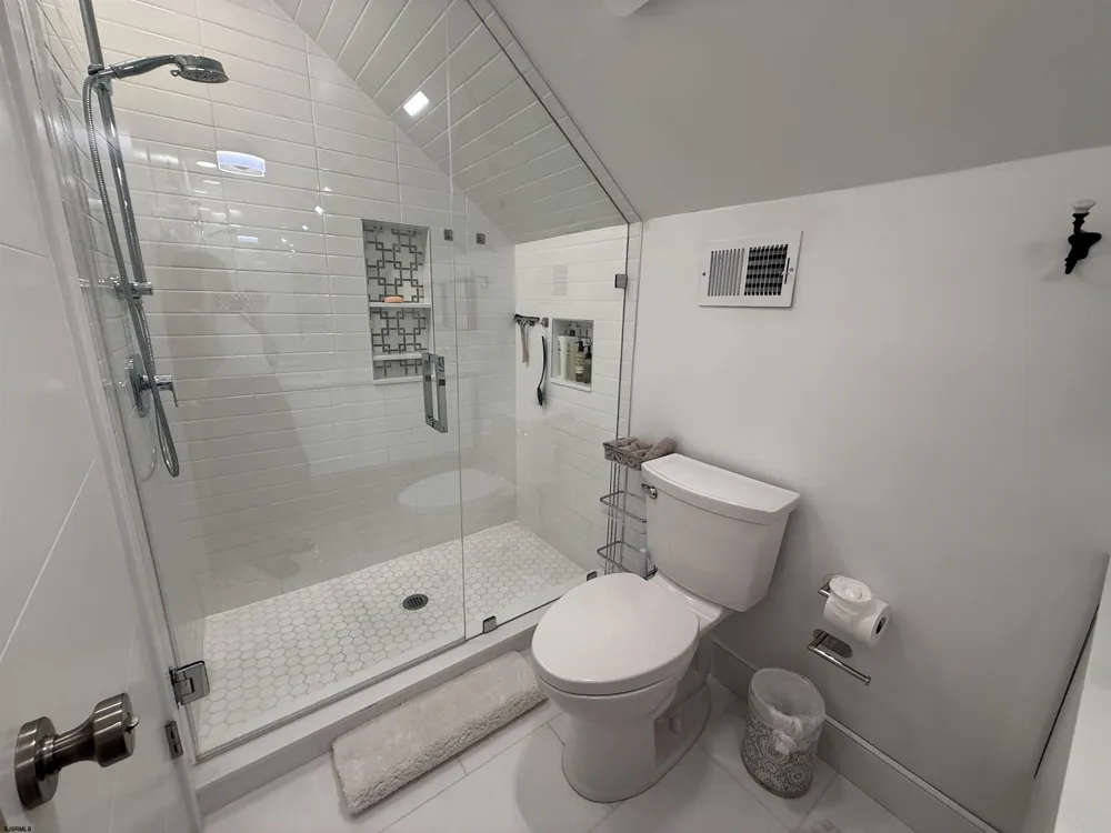 4 Brunswick Ct Margate, NJ 08402
