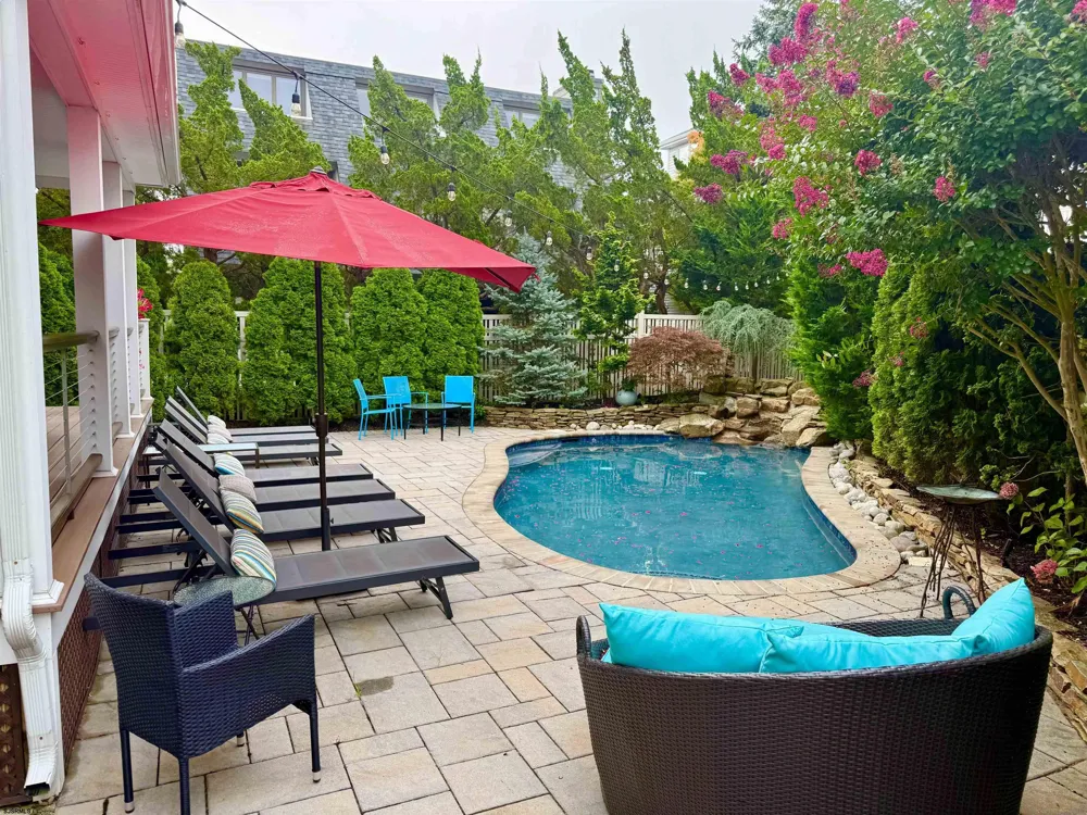 4 Brunswick Ct Margate, NJ 08402