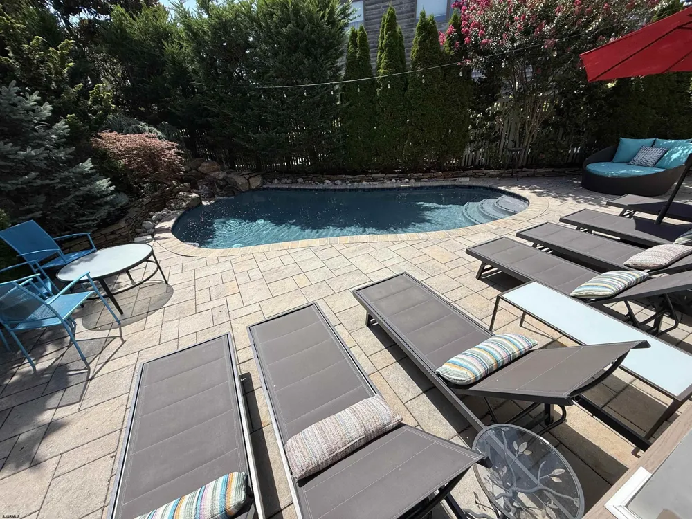 4 Brunswick Ct Margate, NJ 08402
