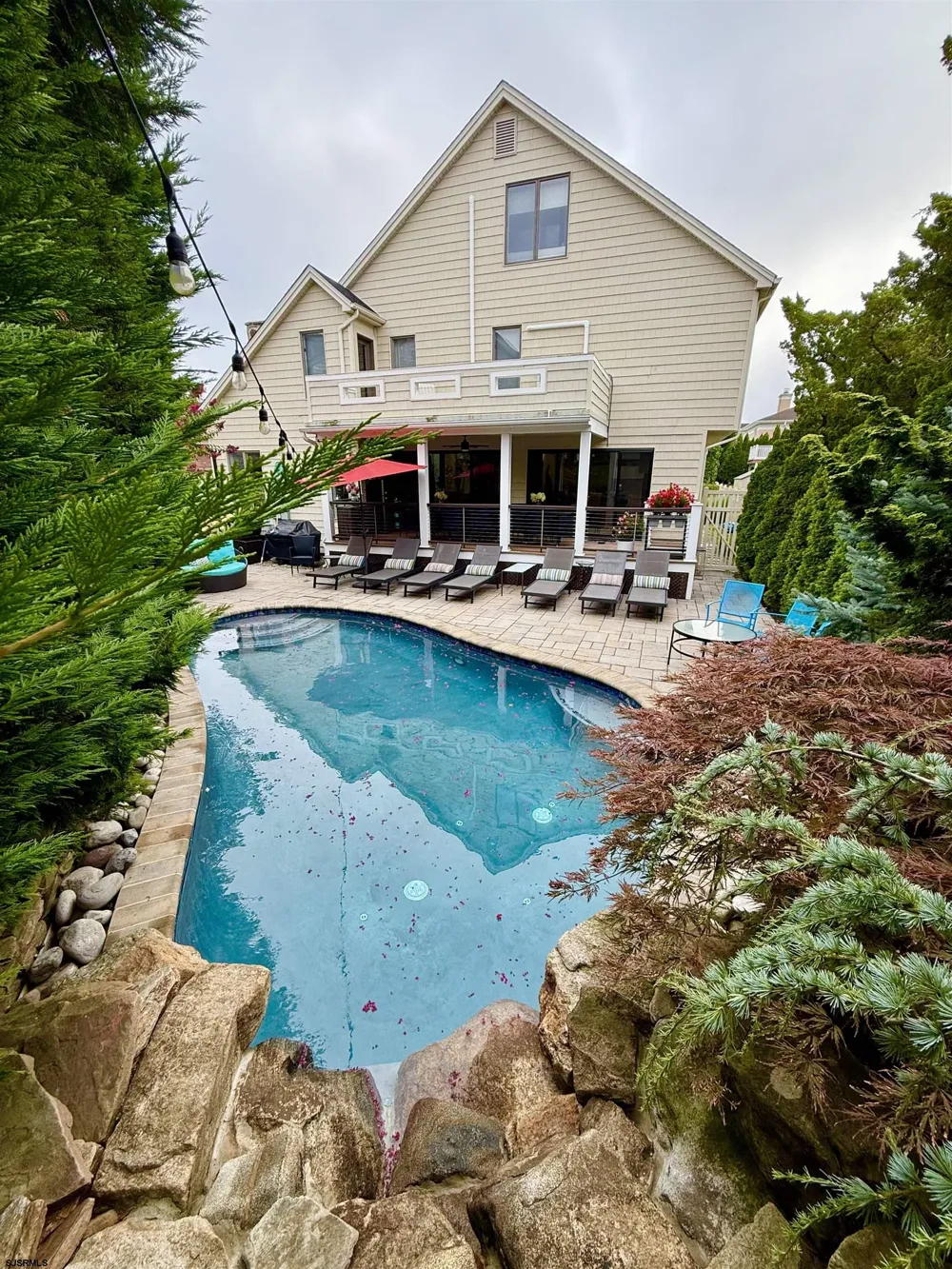 4 Brunswick Ct Margate, NJ 08402