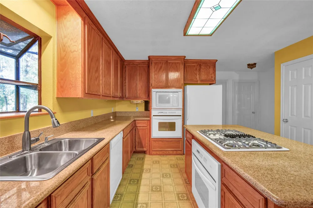 3852 County Road 704 Brazoria, TX 77422