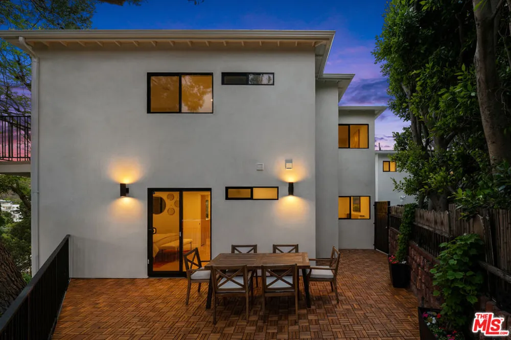 2047 Paramount Drive Los Angeles, CA 90068