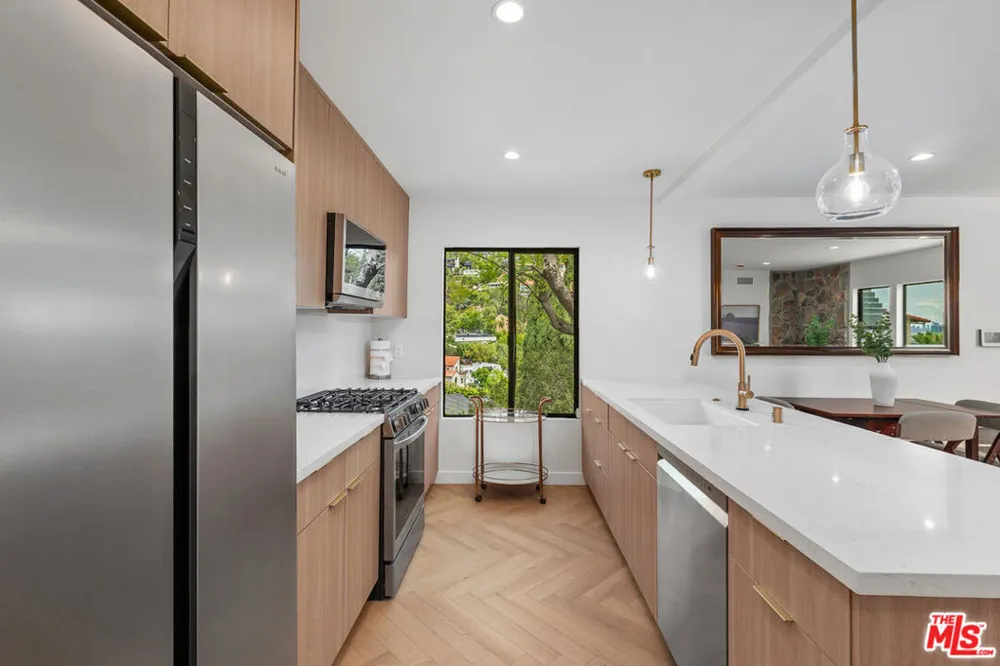 2047 Paramount Drive Los Angeles, CA 90068