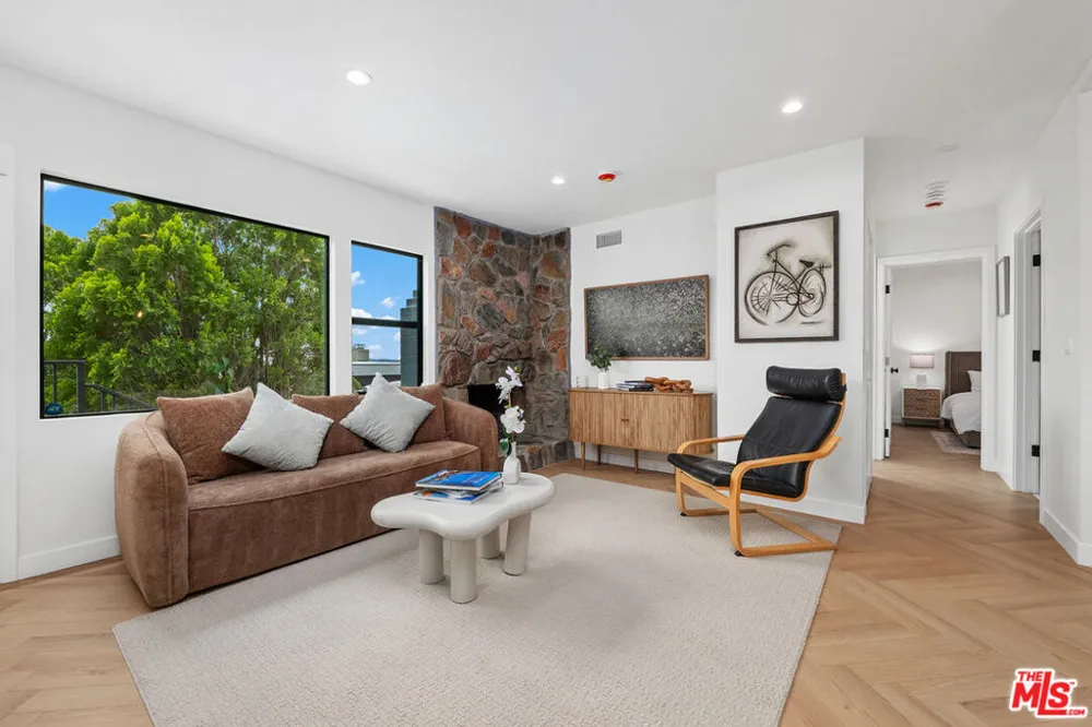 2047 Paramount Drive Los Angeles, CA 90068