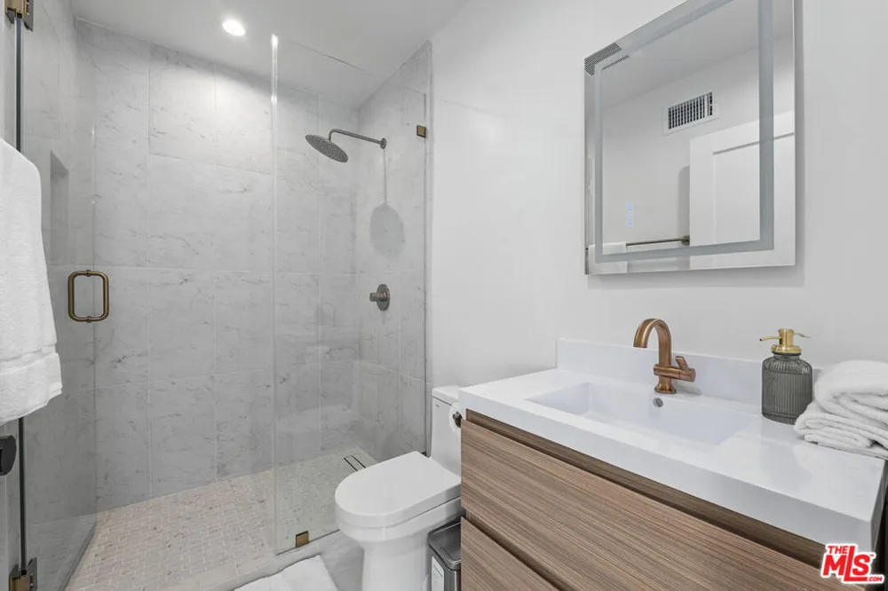 2047 Paramount Drive Los Angeles, CA 90068