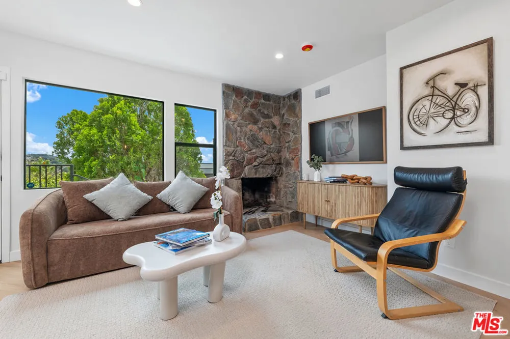 2047 Paramount Drive Los Angeles, CA 90068