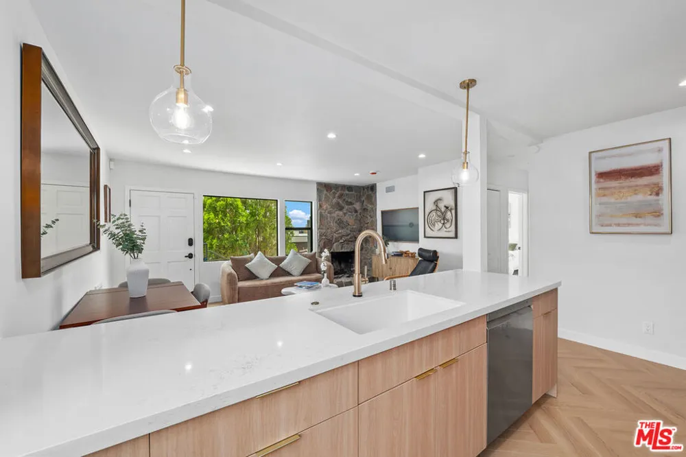 2047 Paramount Drive Los Angeles, CA 90068