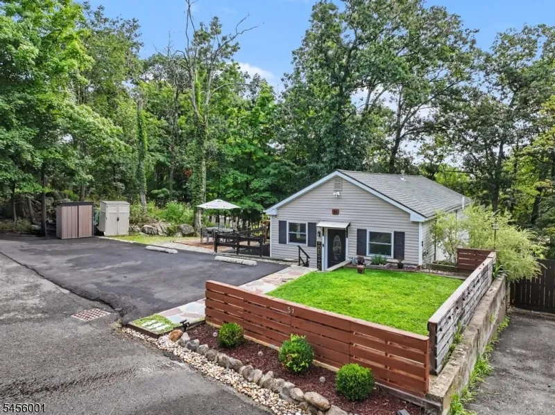 51 Roosevelt Trl Hopatcong, NJ 07843