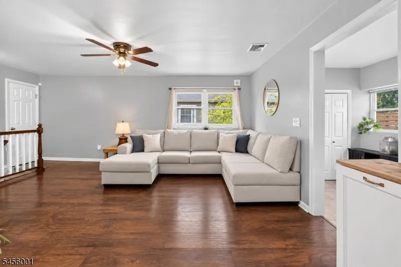 51 Roosevelt Trl Hopatcong, NJ 07843