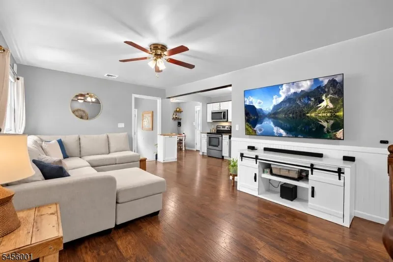 51 Roosevelt Trl Hopatcong, NJ 07843