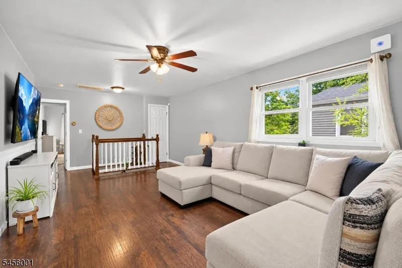 51 Roosevelt Trl Hopatcong, NJ 07843