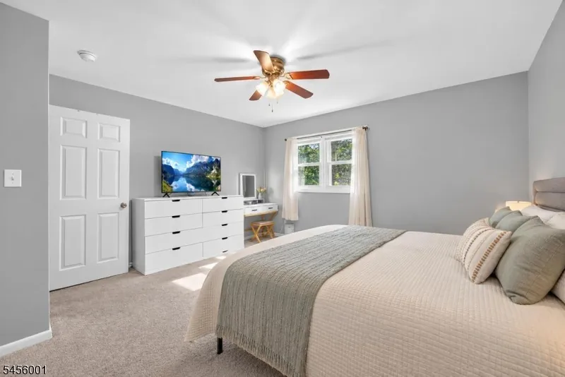 51 Roosevelt Trl Hopatcong, NJ 07843
